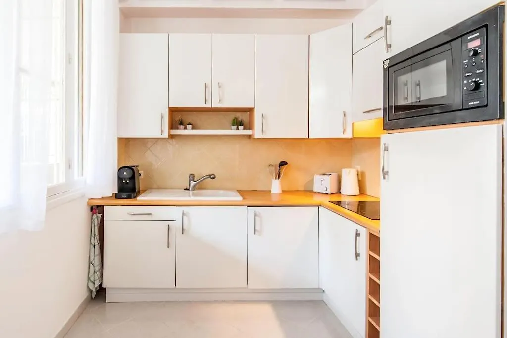 50 Meters From The Beach ! Best Location In Nice Frankrijk